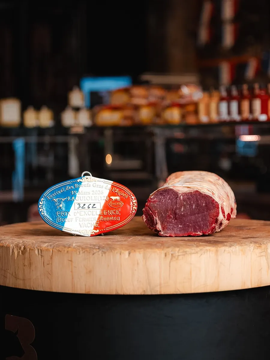Plaque tricolore de Prix d’excellence posée à côté d’un faux-filet sur un billot